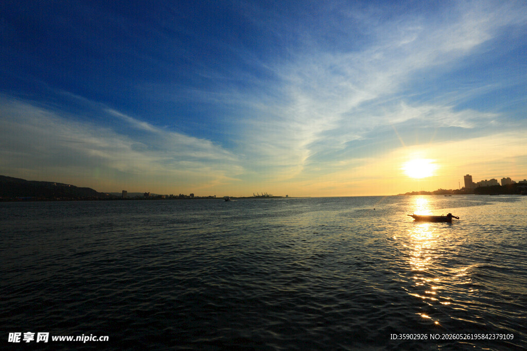 夕阳下的宁静水面美景