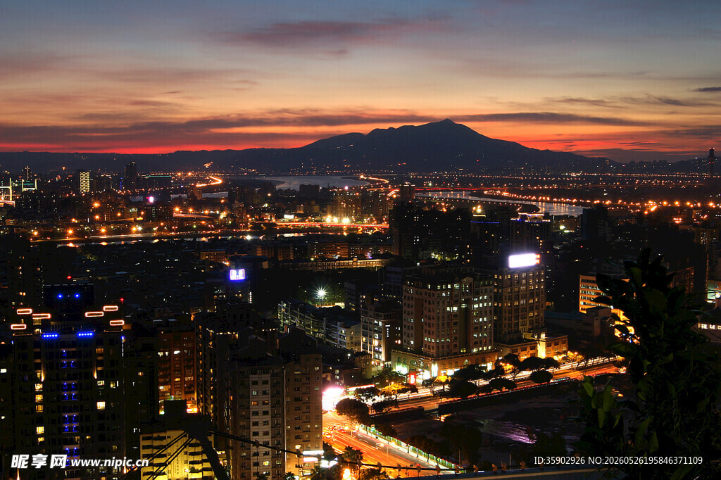 城市黄昏夜景俯瞰图
