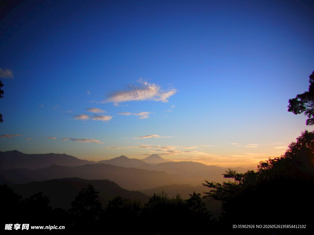 黄昏山林间的美丽天空