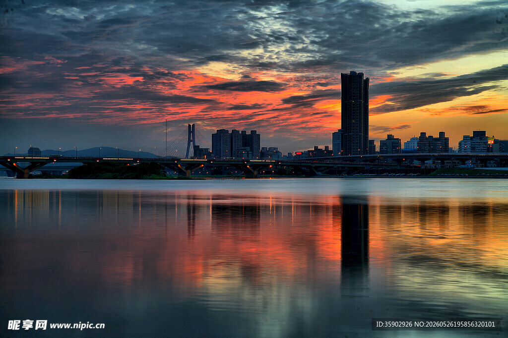 城市湖畔绚丽日落美景