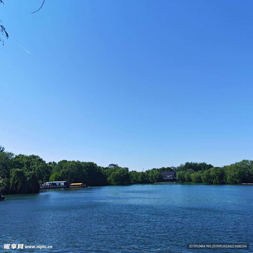宁静湖畔风光