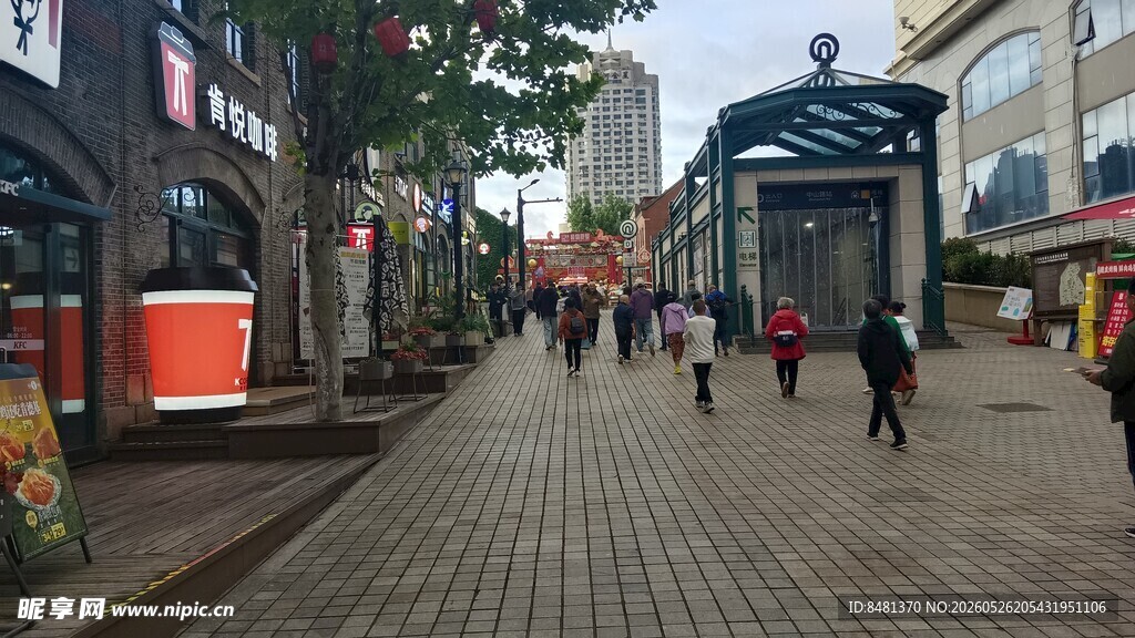 繁华商业街行人漫步景象