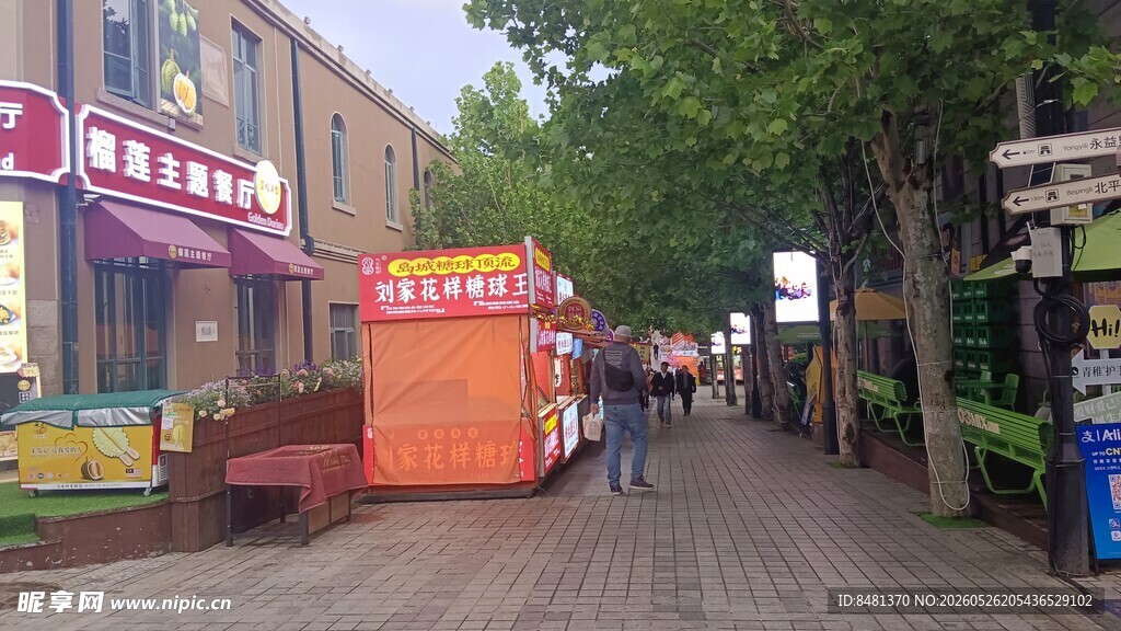 街边热闹的小食摊场景
