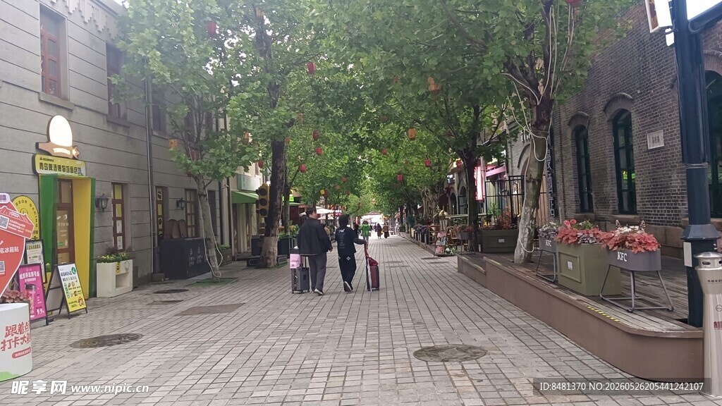 宁静街道上的行人漫步