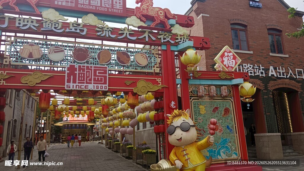 热闹街头的中式节日装饰