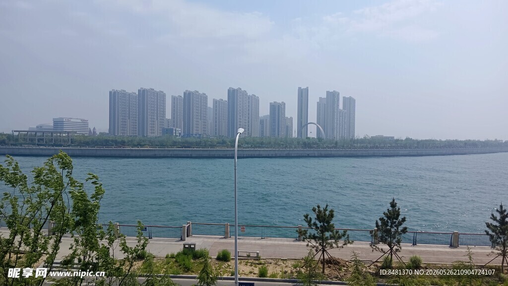海滨城市的壮阔天际线