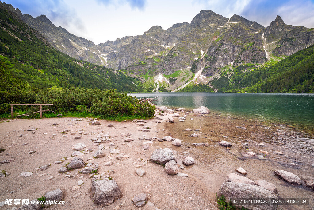 山间湖畔美景