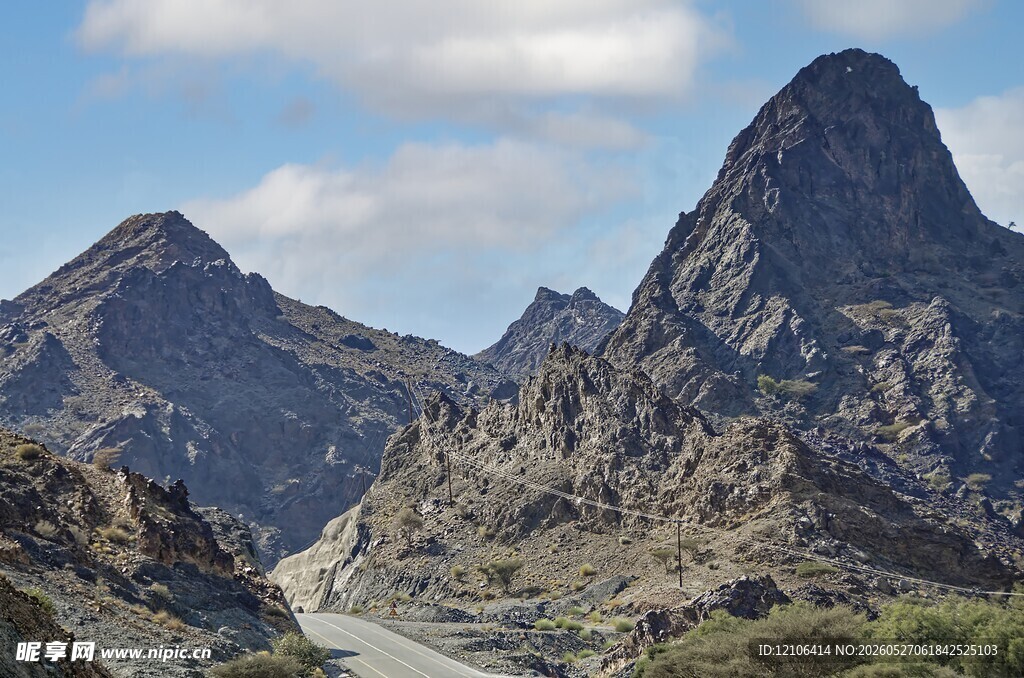 山间公路穿行壮丽山峰