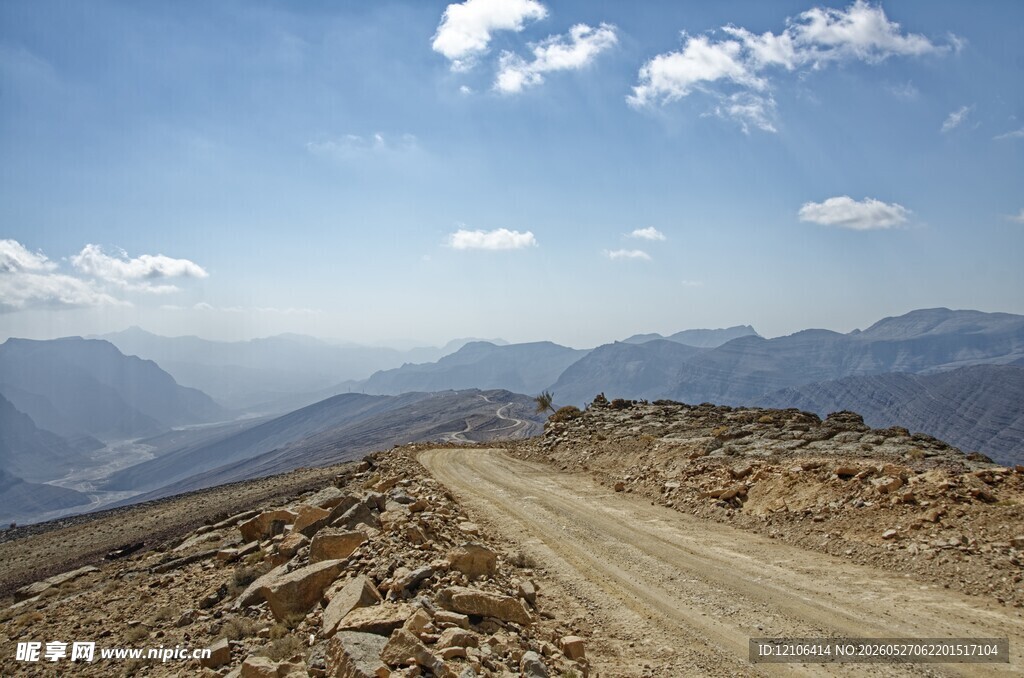 山间土路纵览壮美风光