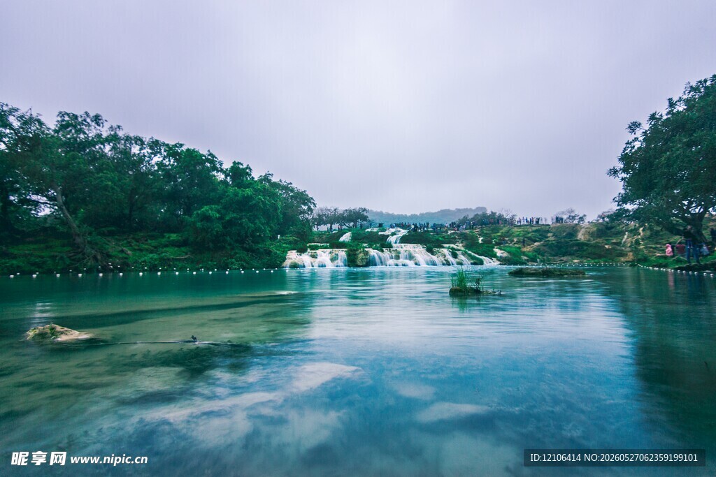 宁静清澈的自然水景