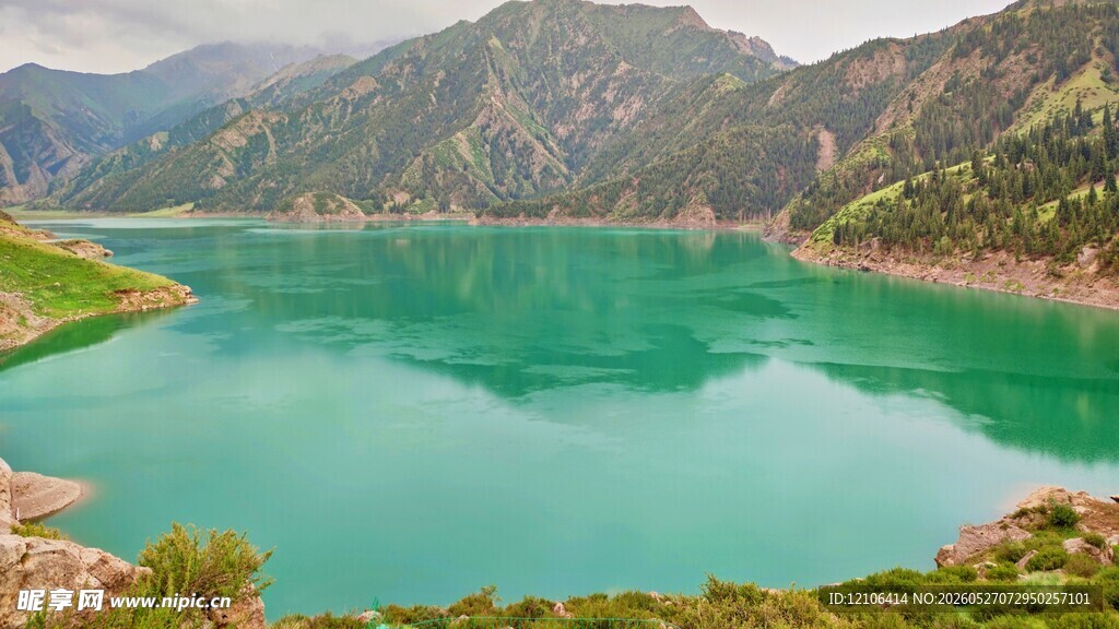 碧绿湖水与青山美景