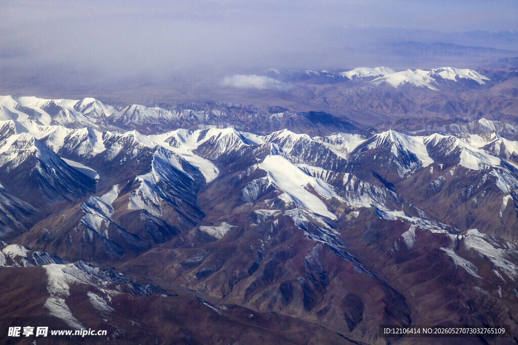 高空俯瞰壮丽雪山景观