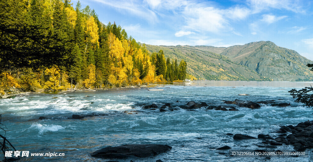 山间河流旁的绚烂秋景