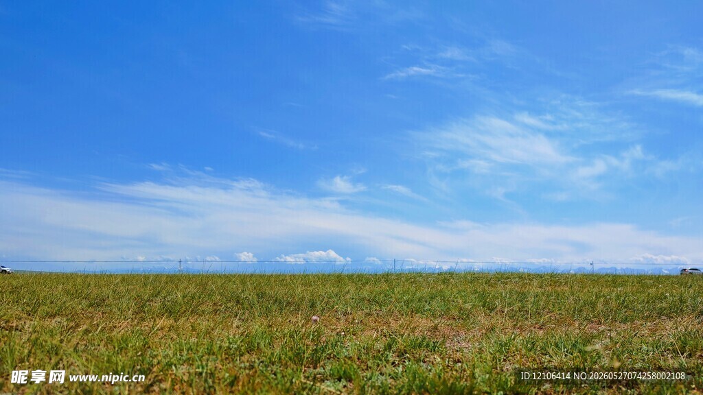 广阔田野上的蓝天美景