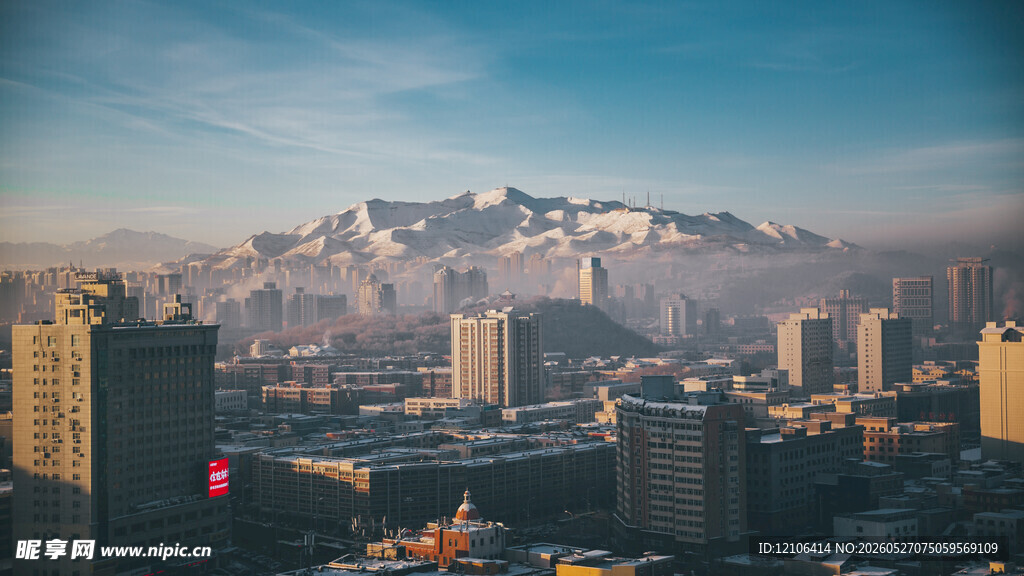 城市与雪山相映的壮丽景观