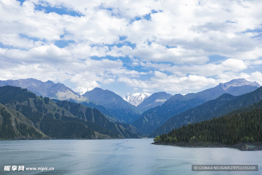高山湖泊壮丽自然景观