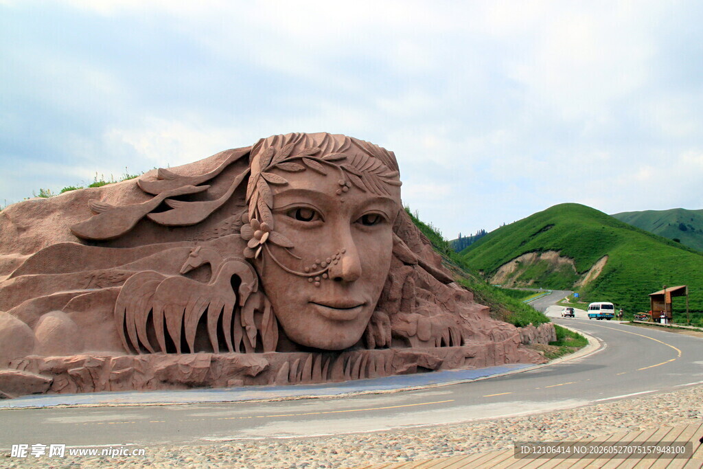 巨大印第安人头像雕塑