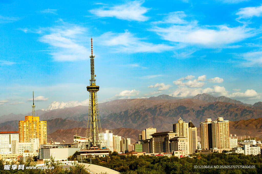 城市天际线与远处山峦景观