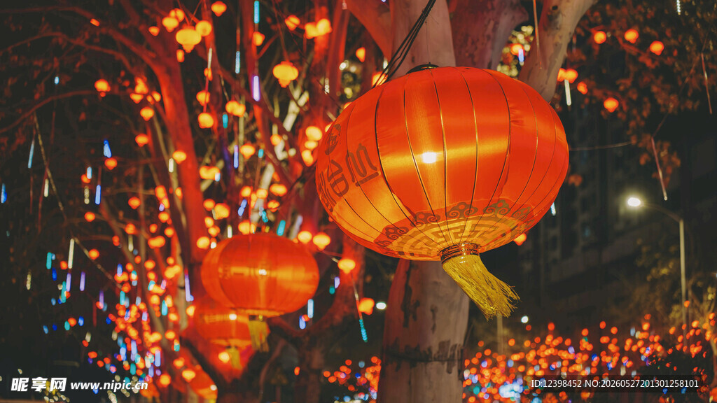 红灯笼点亮节日氛围