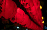 红灯笼串点亮节日氛围