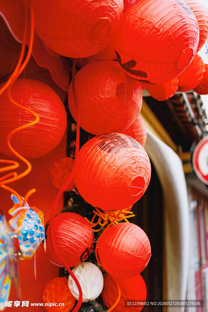 喜庆红灯笼装点节日氛围