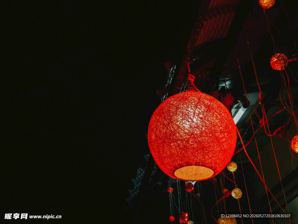红灯笼点亮夜色