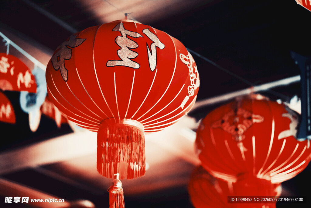 喜庆红灯笼装点节日氛围