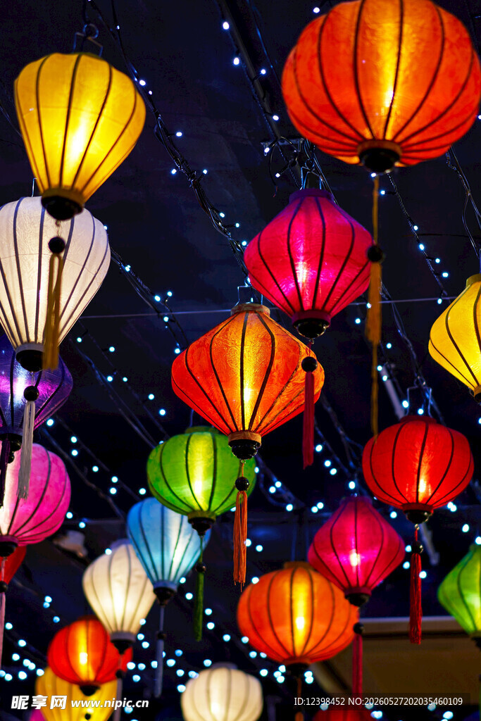 多彩灯笼点亮夜空