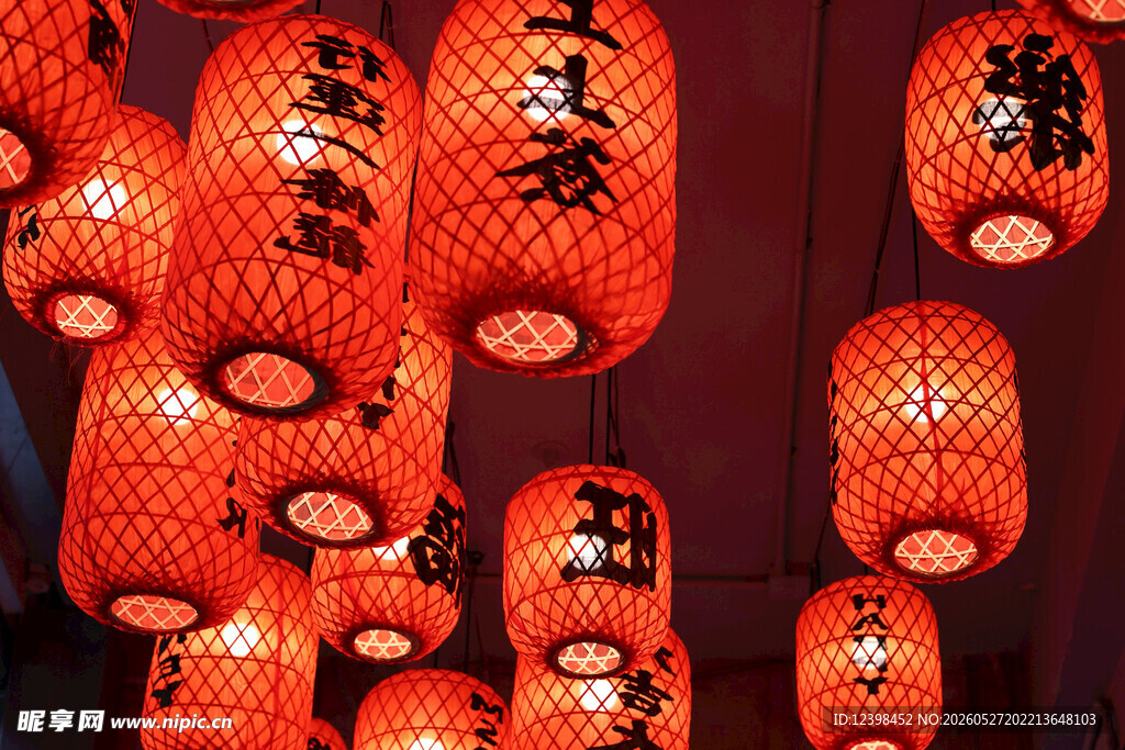 传统中式红灯笼悬挂场景