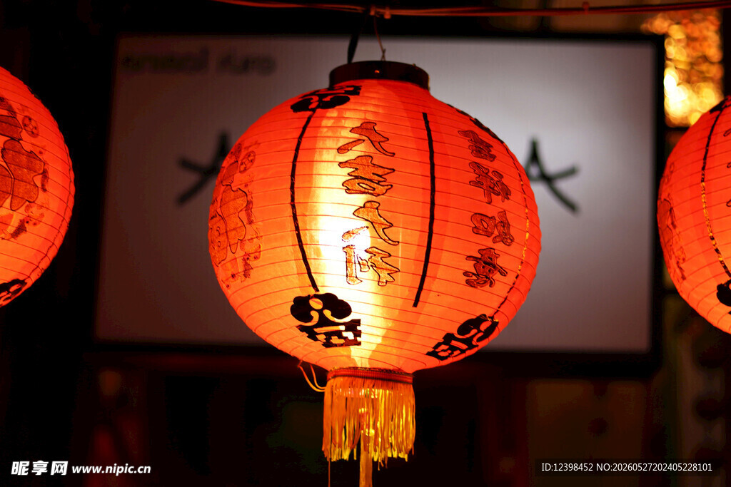 传统中式灯笼点亮夜色