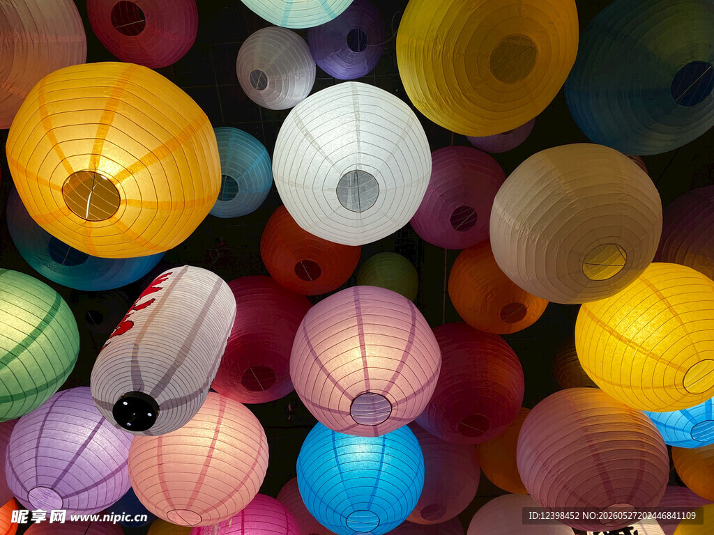 多彩灯笼营造梦幻氛围