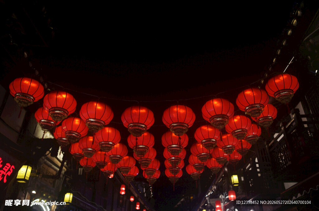 夜晚街头悬挂的串串红灯笼