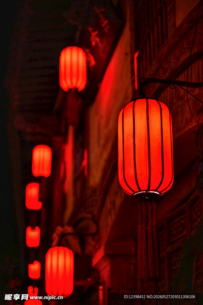 古巷红灯笼点亮夜之美