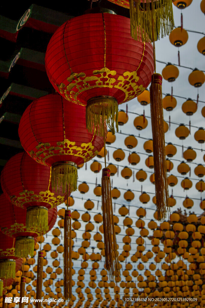 红灯笼与金色挂饰装点场景