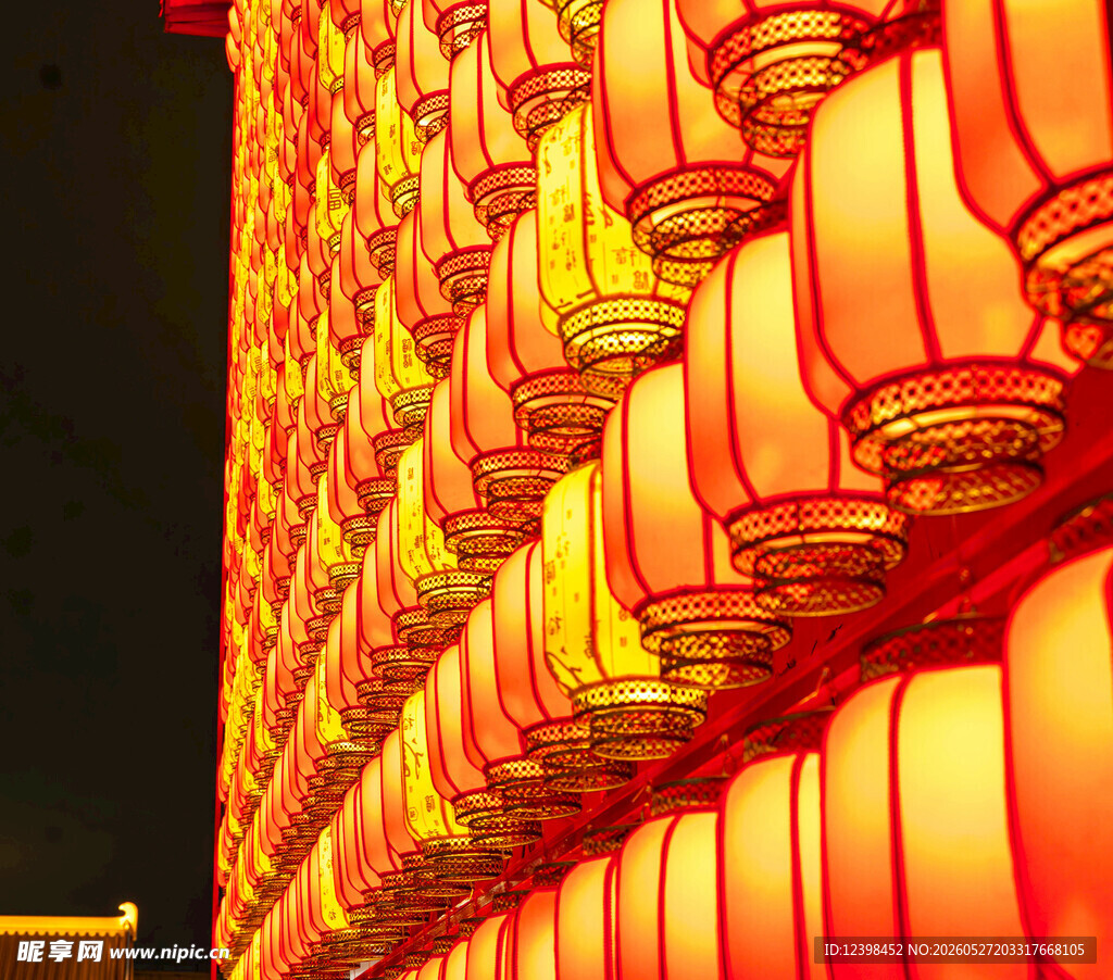 喜庆红灯笼装点夜景