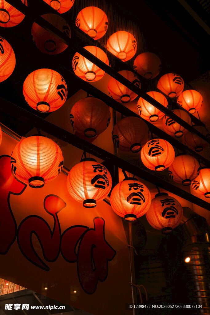 夜晚悬挂的中式红灯笼