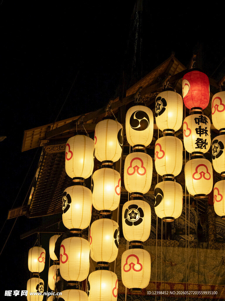 日式传统灯笼夜景