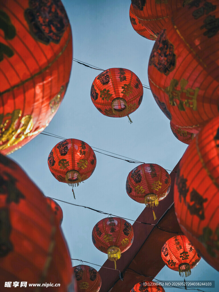 红灯笼高挂迎喜庆氛围