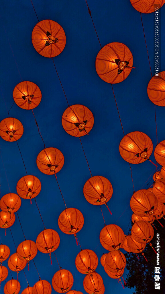 夜空下的璀璨橙色灯笼