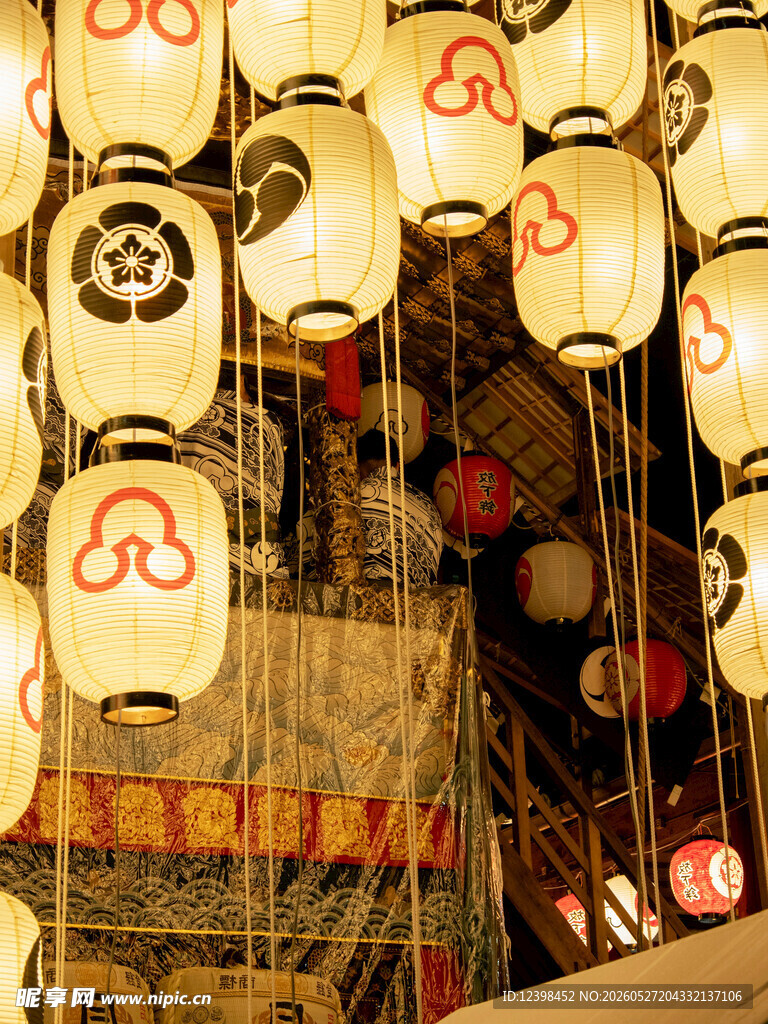 日式传统灯笼悬挂场景