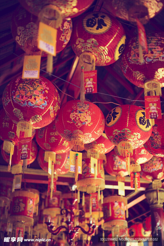 喜庆红灯笼装点热闹场景