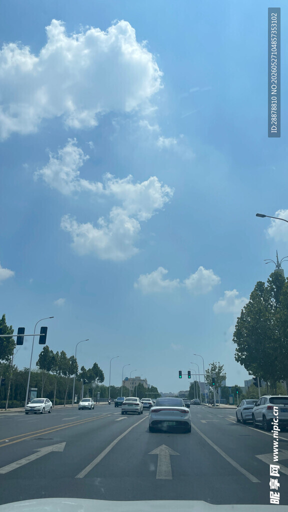 蓝天下的城市街道
