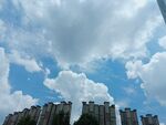 蓝天白云朵朵的城市