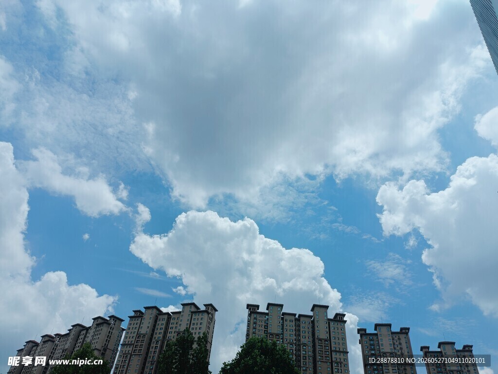 蓝天白云朵朵的城市