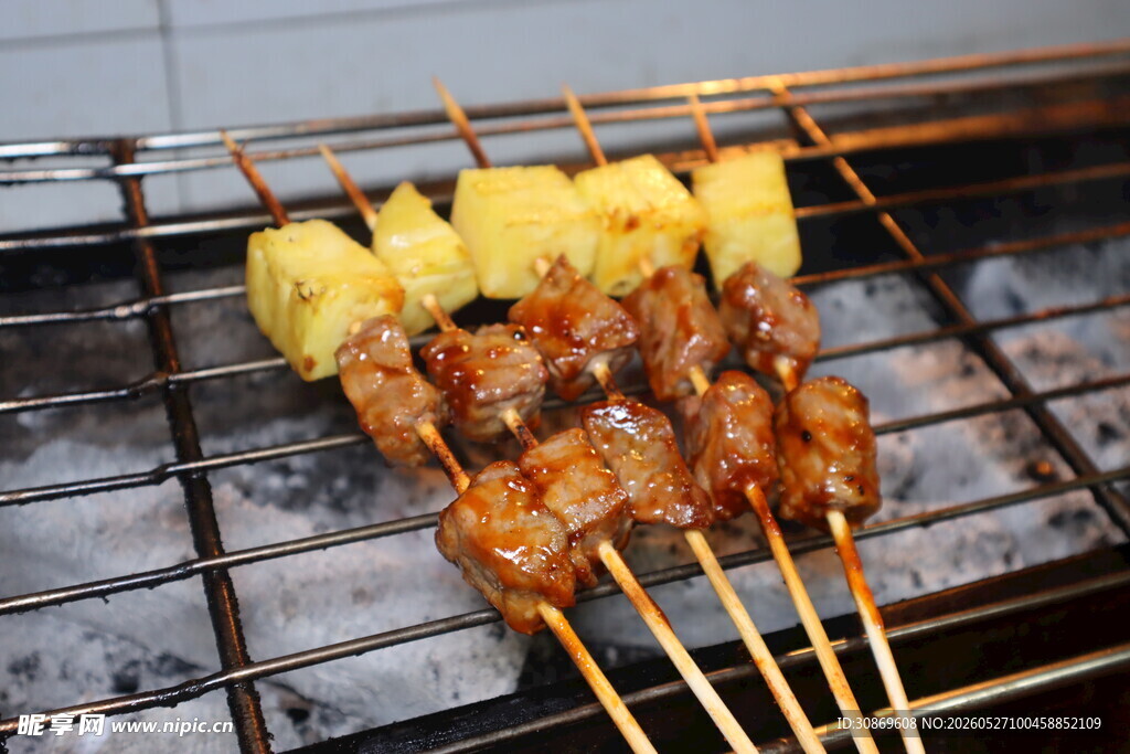 烤架上的美味肉串与菠萝