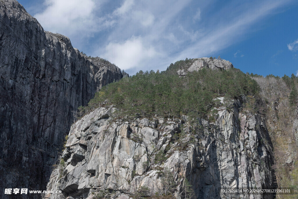 巍峨山峦绿意点缀