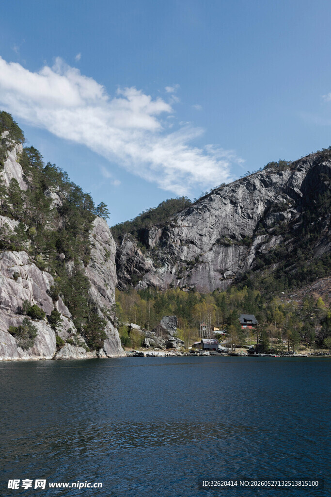 山水相依的静谧湖景
