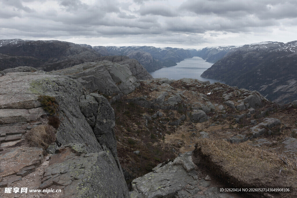 壮丽山景俯瞰深邃山谷