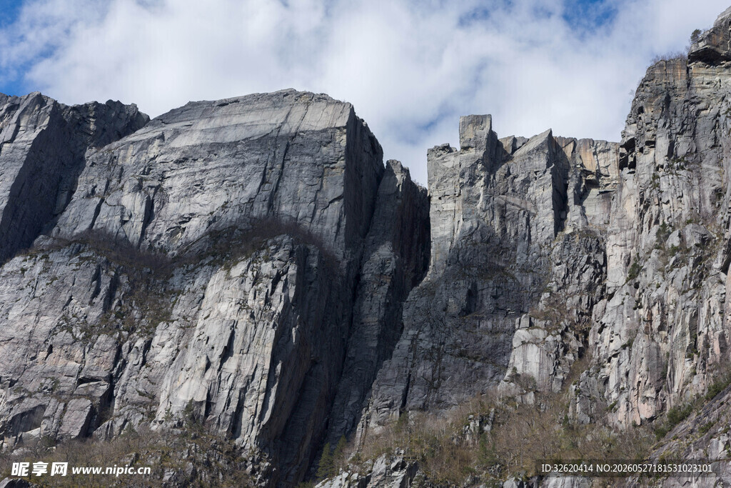 巍峨险峻的壮丽山峰