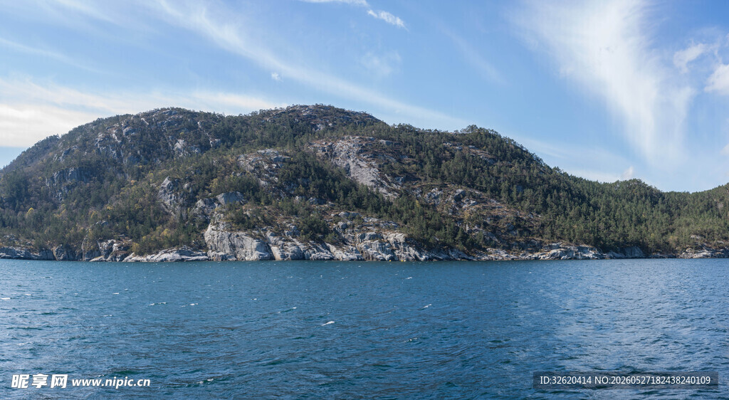 海边青山与蔚蓝海水景观